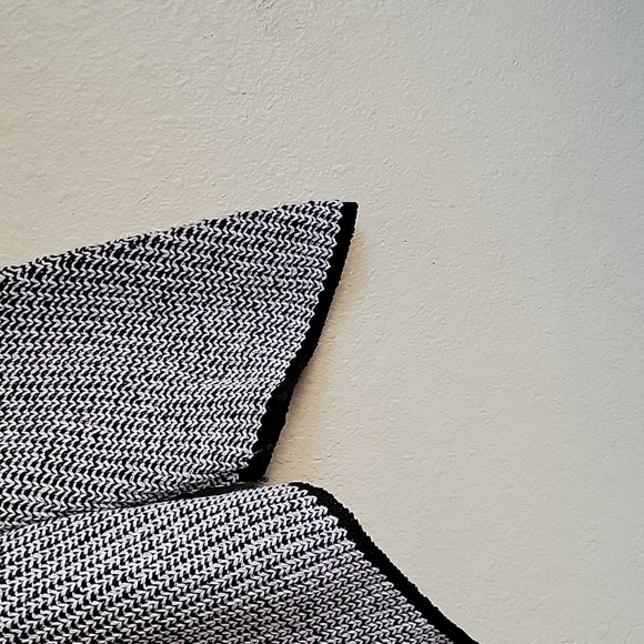 sweater white and black functional buttons missing tag - Picture 6 of 15